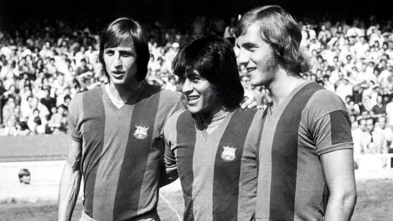 Cruyff signe au Barça
Au début de la saison 1973-1974, Johan Cruyff est transféré au FC Barcelone pour la somme de 6 millions de florins (soit 1,7 millions d'euros). Il pose ici en compagnie de Sotil et son compatriote Neeskens.