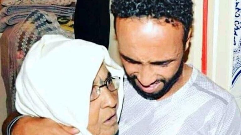 Issam Erraki et sa défunte mère.