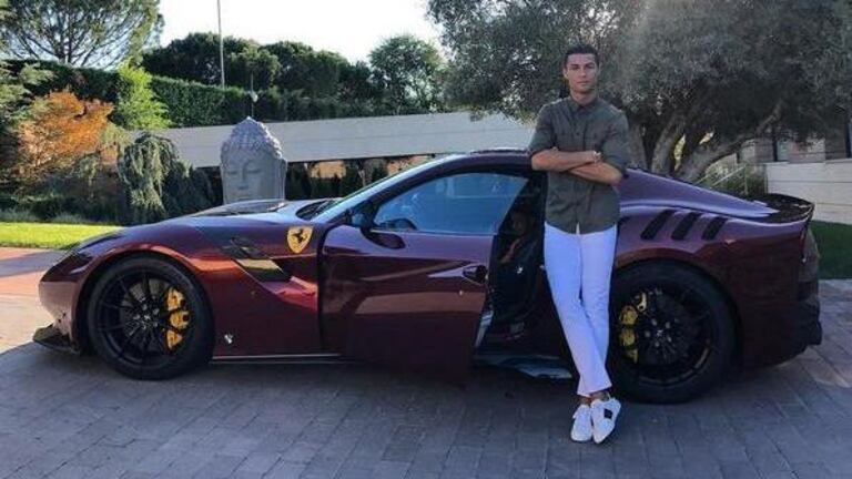 Il en va de même pour le nouveau petit bijoux de Cristiano Ronaldo qui ne passe pas inaperçu. Une Ferrari F12 TDF, dans une version rouge flamboyante, rapide à l'image de la vedette portugaise. Produite à seulement 799 exemplaires, cette bolide est d'une valeur de 400 000 euros.  