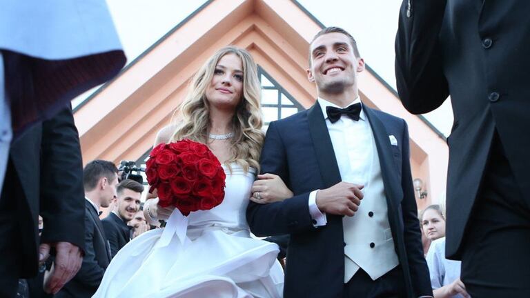 Mateo Kovačić a épousé sa petite-amie de longe date, Izabela Andrijanic, en Croatie. Le marié a même versé quelques larmes.