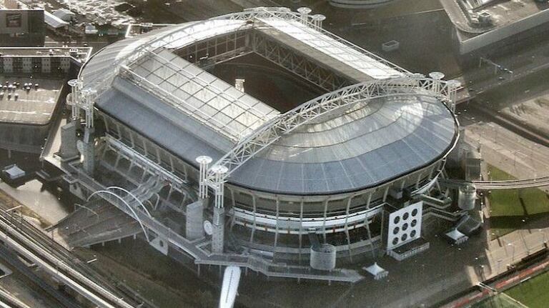 Une partie des matchs du groupe C aura lieu à la Johan Cruyff Arena, le stade de l'Ajax d'Amsterdam. C'était déjà l'un des stades hôtes de l'Euro 2000, remporté par l'équipe de France.
