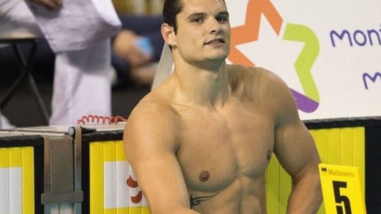 Après/ Florent Manaudou est devenu une bête de compétition. Très musclé, il devient champion olympique.