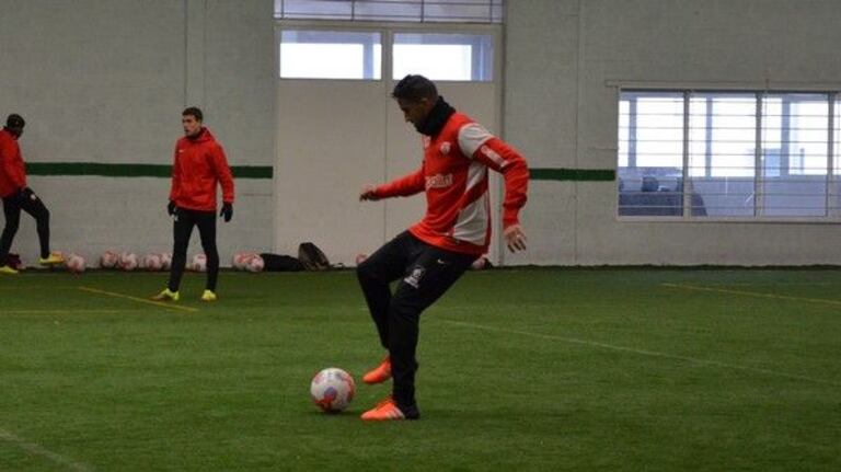 4. « Pendant que la balle recule, je fais un pas en arrière et ensuite, j’alterne la prise d’appui entre mes deux pieds pour faire passer le ballon entre mes jambes. »