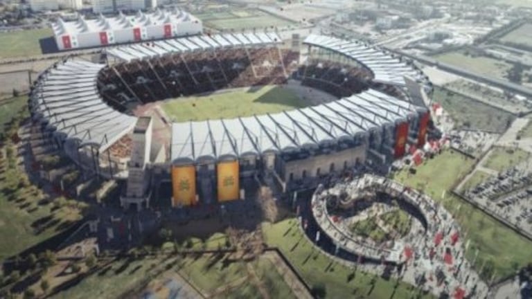 Même son de cloche pour le complexe sportif de Fès. Les rénovations, prévues en 2020, porteront sa capacité à 46 092 places. Il sera entièrement couvert et des tribunes temporaires seront ajoutées sur l'actuelle piste d'athlétisme, ce qui rapprochera les spectateurs du terrain. 45 loges VIP seront installées et tous les espaces libres, sous les tribunes, seront convertis en salons Lounge.