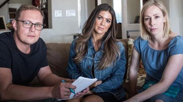 Kathryn Mayorga (au milieu) en compagnie des journalistes de Der Spiegel