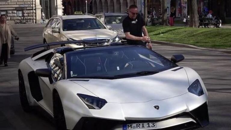 Franck Ribéry et sa belle sportive de 750 chevaux fait le tour des réseaux sociaux. Une Lamborghini Aventador, construite en seulement 500 exemplaire, d'une valeur de 350 000.