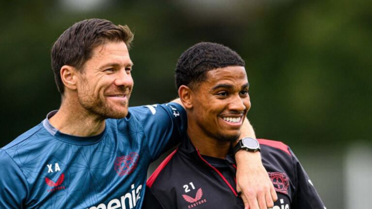 Amine Adli et l'entraineur de Leverkusen Xabi Alonso