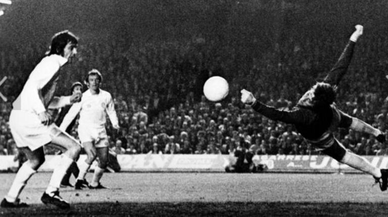 5 ans et puis s'en va
Cruyff restera cinq saisons en Catalogne avant de quitter le club en 1978 après cinq saisons. Son bilan sportif est maigre avec seulement deux titres remportés mais la passion qui lie les supporters du Barça au Néerlandais va bien au-delà du football.