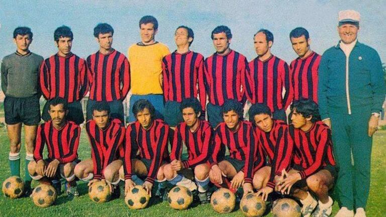 Feus Tahar Raad (gardien) et Abdelkader Lakhmiri (entraîneur) dans une photo souvenir avec l'équipe qui a fait la gloire de Mohammédia.