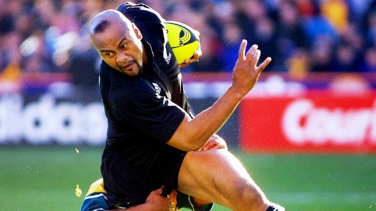 Le Néozélandais Jonah Lomu le 11 août 2001 lors d'un match des All Blacks contre l'Australie à Dunedin, en Nouvelle-Zélande.
