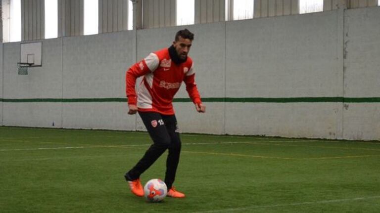 2. « Je fixe l’adversaire qui doit se tenir assez loin de moi pour que le geste soit efficace. Une fois à une distance assez courte de lui, je fais semblant de faire une passe, un crochet ou même une frappe. »