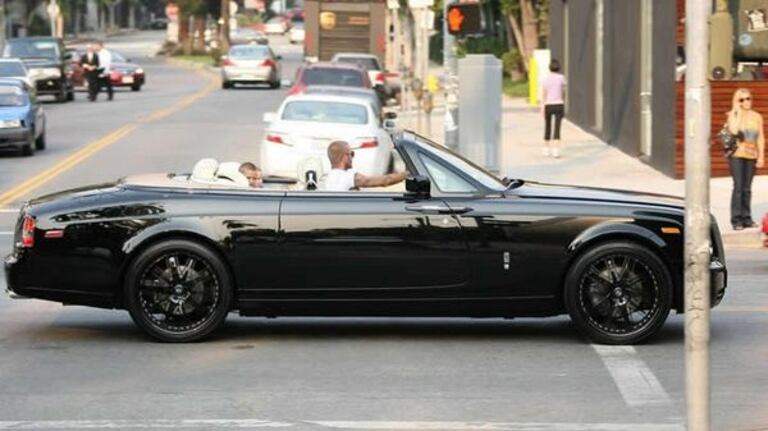 L'ancienne gloire du Real Madrid, David Beckham, possède une Rolls Royce Phantom. Le footballeurs Anglais fait tourner la tête avec sa voiture qui vaut près de 450 000 euros.