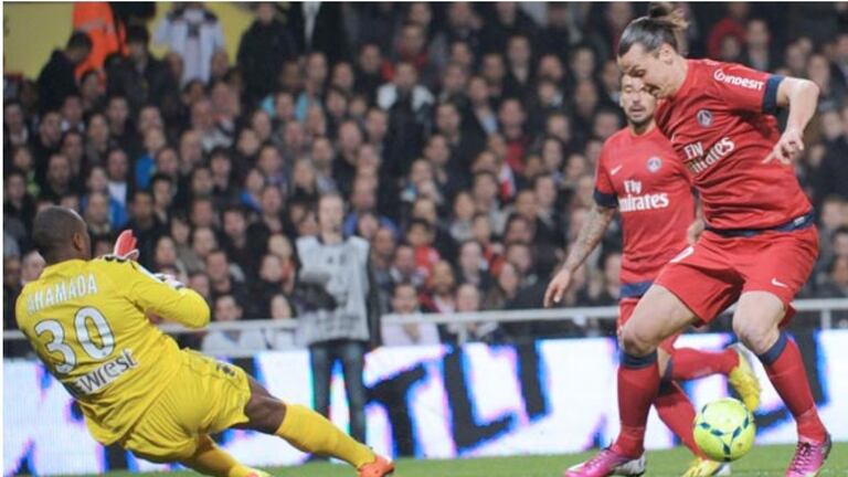 Ali Ahamada face à Zlatan Ibrahimovic.