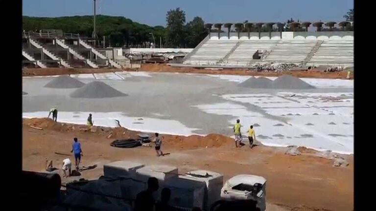 Le KAC ne bénéficiera pas de son tout nouveau stade avant l'été 2016. Kénitra joue donc ses rencontres à domicile à Salé, mais disposera dès la saison prochaine d'une des plus belles enceintes du pays. 