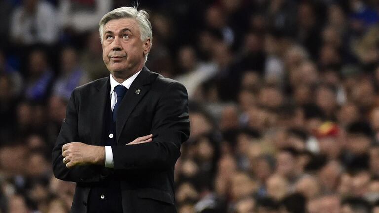 5 - Carlo Ancelotti, 16 titres. 3 Ligues des champions (2 avec l'AC Milan, 1 avec le Real Madrid), 1 fois champion d’Italie (Milan), 1 fois champion d’Angleterre (Chelsea), 1 fois champion de France (PSG), 1 Coupe d’Italie (Milan), 1 Coupe d’Angleterre (Chelsea), 1 Coupe d’Espagne (Real), 3 Supercoupes de l’UEFA (2 avec Milan, 1 avec le Real), 2 Coupes du monde des clubs (1 avec Milan, 1 avec le Real), 2 Supercoupes nationales (Milan, Chelsea).