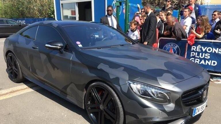Le joueur du PSG, Alphonse Areola, et sa Mercedes S63 AMG, relooké dans un style camouflage militaire... Histoire de passer inaperçu. Un plaisir pour les yeux. 