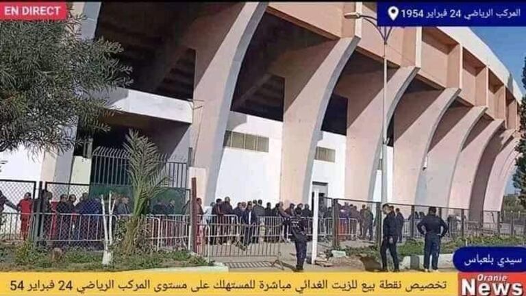 L’huile de table vendue dans le stade de Sidi Bel Abbès (Algérie).