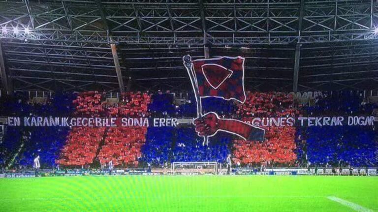 5- Les fans du club turque Mersin İdmanyurdu ont dépoloyé un bras brandissant un drapeau aux couleurs du club.