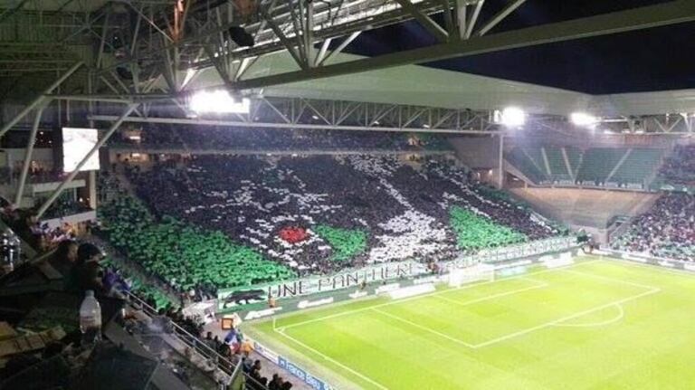 3- Le Kop Nord de Saint-Etienne a déployé une panthère face à l'Olympique de Marseille. 
