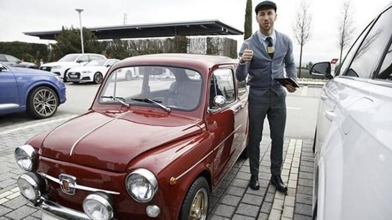 Sergio Ramos sort du lot avec son cadeau d'anniversaire (en avance, il est né le 30 mars) que lui a offert son frère. Une Fiat rouge 5000 personnalisée.  selon le défenseur madrilène qui enflamme la toile avec son véhicule. 
