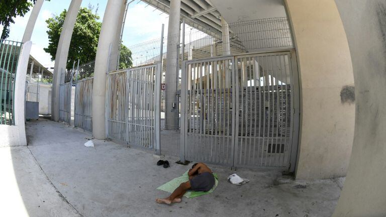 Un sans-abri devant le stade Maracana, à Rio le 18 janvier 2017.