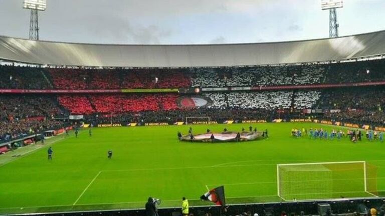 9- Les fans du club néerlandais Feynoord ont déployé un tifo à feuilles aux couleurs du club avec une voile représentant le logo. 