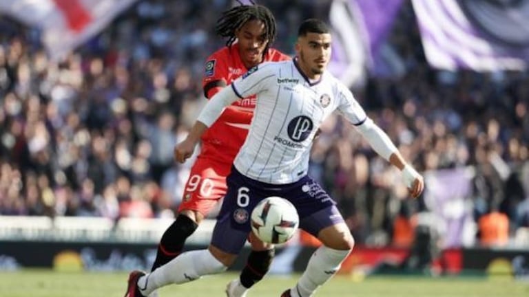 Zakaria Aboukhlal avec Toulouse FC.