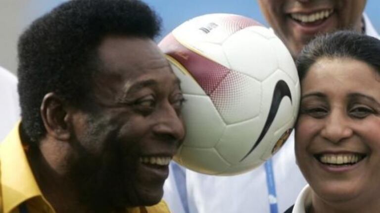 Nawal Moutawakil en compagnie de l'ancienne gloire du foot brésilien, Pelé. 