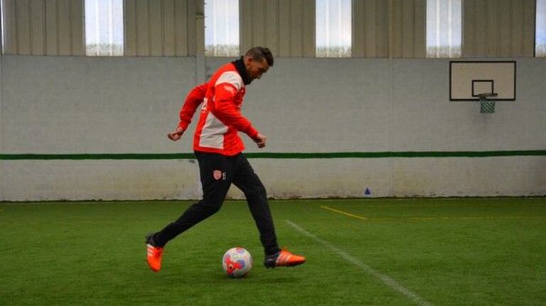 5. « Là, l’adversaire s’arrête lui-même de reculer pour avancer vers moi. J’engage mes passements de jambe. Gauche-droite, droite-gauche. Je danse presque au-dessus du ballon. J’essaie de le déstabiliser. Il n’y a pas de nombre de passements de jambe précis à réaliser : s’il entre dans ma feinte dès le premier, pas besoin d’en faire davantage. »