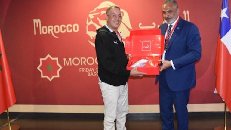 Fouzi Lekjaa, président de la Fédération royale marocaine de football et Pablo Milad, président de la Fédération du Chili de football.