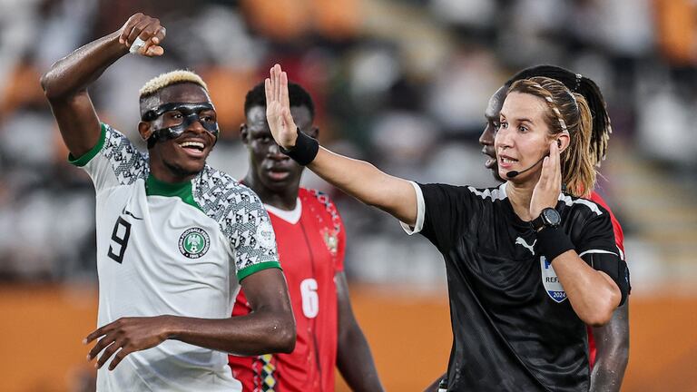 L'arbitre marocaine Bouchra Karboubi lors de Nigeria Vs Guinée-Bissau.