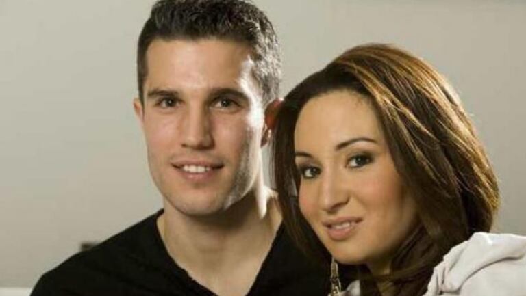 Même les internationaux étrangers mariés à des Marocaines n'échappent pas à la règle. Bouchra Van Persie tient à ce que l'international néerlandais reste en Turquie jusqu'à la fin de sa carrière.