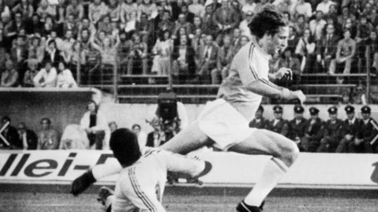 Mondial 1974
Les "Oranges Mécaniques" écrasent tout sur leur passage en battant notamment l’Argentine (4-0) et le Brésil (2-0) en produisant un football offensif.