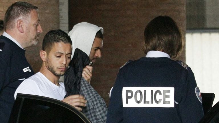 Karim Benzema à l'issue de sa garde à vue le 5 novembre 2015 à Versailles.