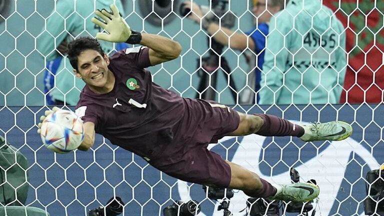 Yassine Bounou dans ses oeuvres au Mondial 2022.