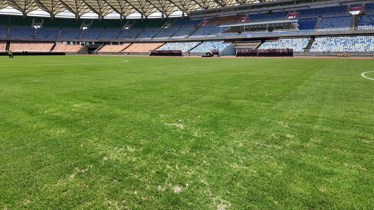 La pelouse du Benjamin Mkapa Stadium à la veille du match Tanzanie-Maroc.