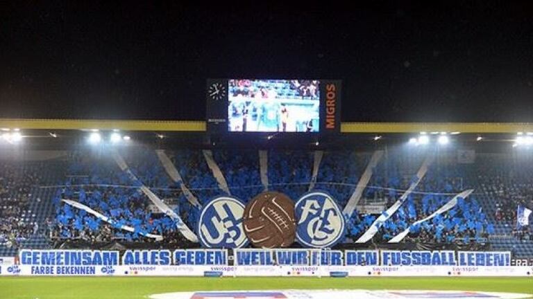 6- Les supporters de Lucerne, qui évolue en Suisse, ont exposé le logo du club et un ballon de football rétro.