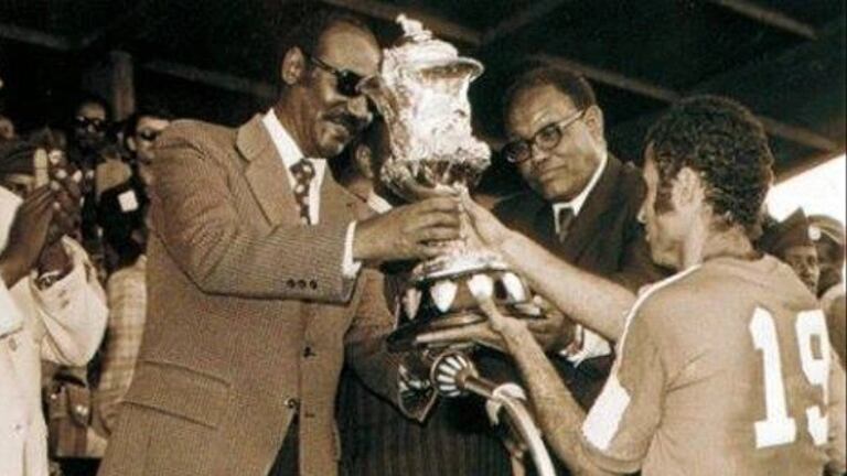 Ahmed Faras recevant le trophée de la Coupe d'Afrique des Nations 1976.