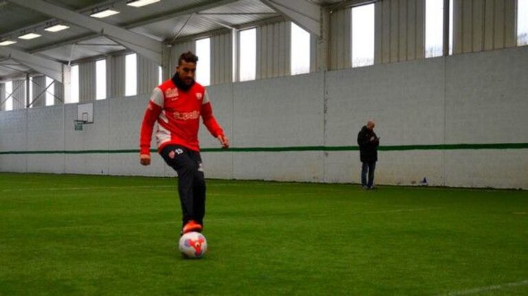 3. « Là, je pose la semelle sur le ballon afin de le bloquer et de pouvoir directement reculer avec le pied collé au ballon. Quand c’est bon, je fais passer de suite mon pied d’appui – le gauche pour moi – derrière. Il ne bouge pas tant que le ballon est devant moi. »