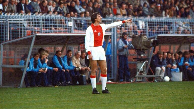 Retour à l'Ajax
En décembre 1981, il reprend sa carrière dans le club qui l'a vu grandir, l'Ajax Amsterdam. Il signe d'ailleurs son retour avec un doublé pour son premier match. Plutôt pas mal pour un joueur alors âgé de 34 ans.