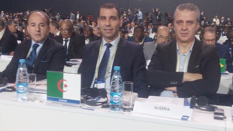 Mohamed Saâd (à droite), secrétaire général de la Fédération algérienne de football.