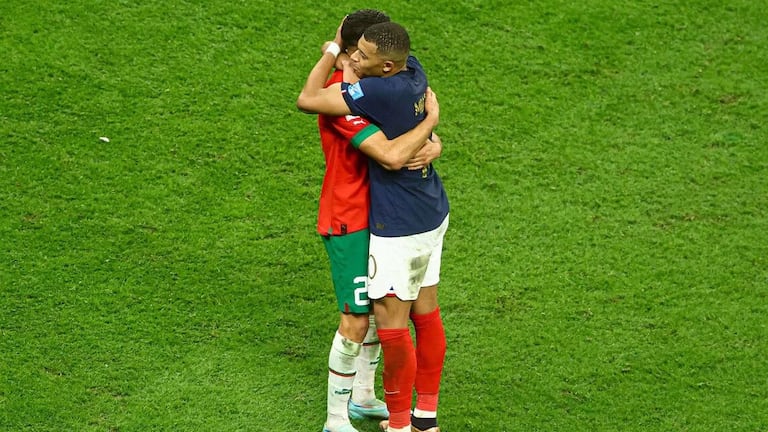 Kylian Mbappé et Achraf Hakimi à l'issue du match France-Maroc, le 14 décembre 2022.