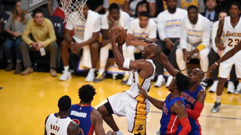 Kobe Bryant (c) s'apprête à marquer un panier face aux Detroit Piston, le 15 novembre 2015 à Los Angeles.