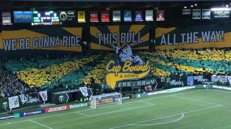 7- La Timbers Army de Portland a constitué une chorégraphie avec des feuilles et une voile.