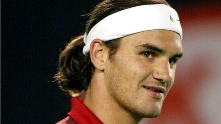 Avant / Roger Federer le 17 janvier 2006 Roger Federer. Il avait 21 ans et portait la queue de cheval à l'époque.