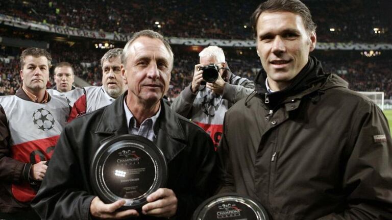 Cruyff avec Van Basten
En 2005, Cruyff et van Basten ont été honorés par l'UEFA pour leur contribution au football.