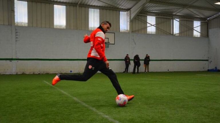 8. « Après, pour l’enchaînement, c’est en fonction de la situation et du positionnement de mon adversaire. Si un coéquipier est démarqué, je lui passerai. Si j’ai un angle de tir, je frapperai. Tout est une question de contexte. »