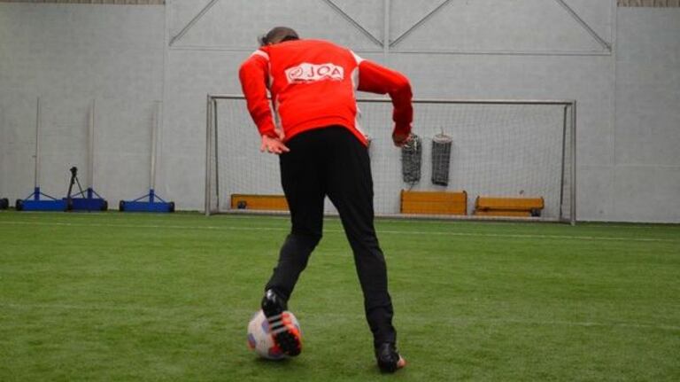 7. « Sur le dernier passement de jambes arrière, je la ramène sur un côté au moment où je sens que le défenseur commence à anticiper mon départ. Quand je le vois aller dans une direction, je pars dans l’autre grâce à un léger extérieur, vers l’espace que je viens de créer. »