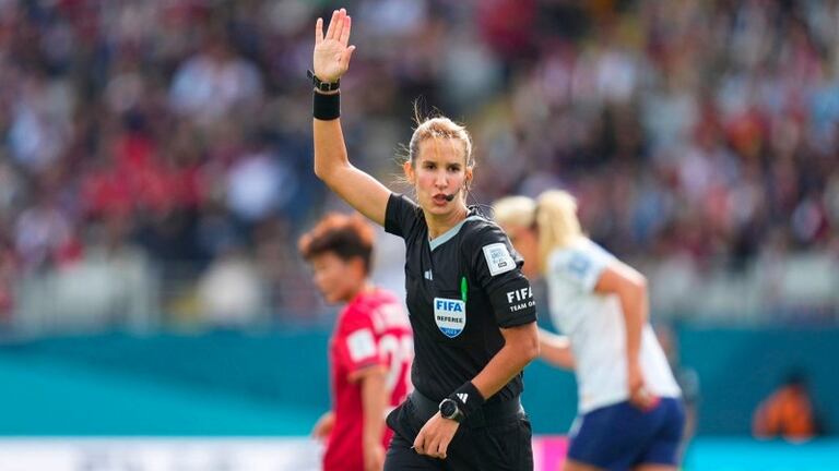 L'arbitre marocaine Bouchra Karboubi lors du match États-Unis contre Vietnam.