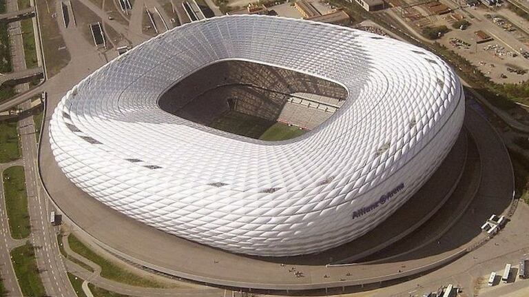 L'Allianz Arena de Munich, le stade du Bayern, a été construit pour la Coupe du monde 2006. Le stade accueillera aussi un quart de finale et pourra accueillir au minimum 14.500 spectateurs.
